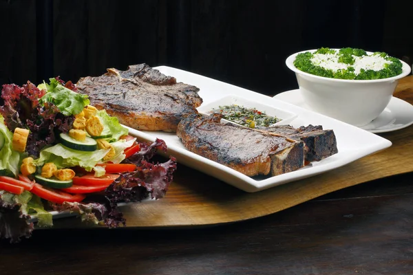 İhale kızarmış porterhouse veya t-bone biftek garnitür ile