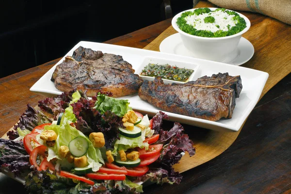 Porterhouse Grillé Tendre Steaks Bone Avec Garniture — Photo