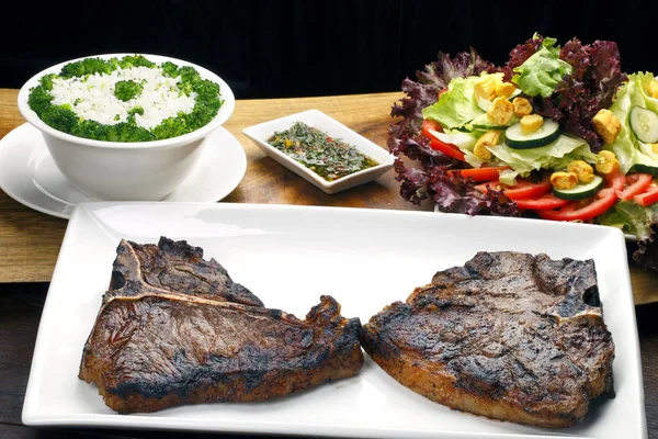 Hale Kızarmış Porterhouse Veya Bone Biftek Garnitür Ile — Stok fotoğraf