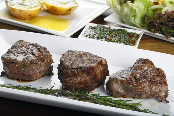 Mignon Filé Grelhado Com Batata Salada — Fotografia de Stock