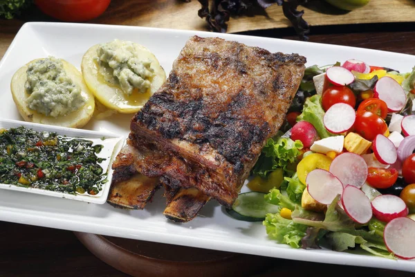 Geroosterde Ribben Met Aardappelen Salade — Stockfoto