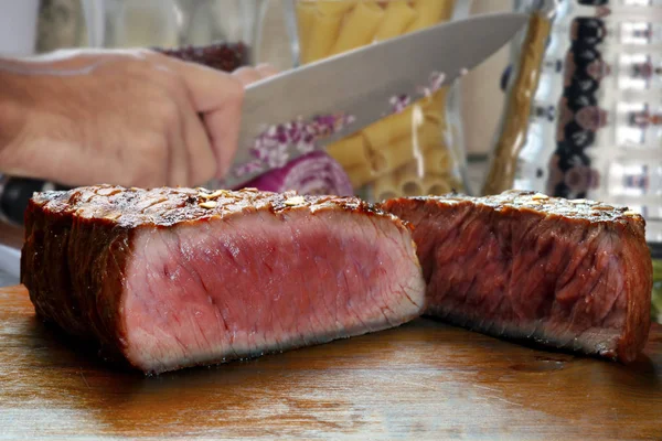 ミディアムレアの薄切り牛肉ステーキ — ストック写真