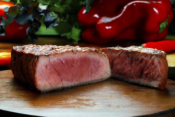 Střední Vzácné Plátky Hovězí Steak — Stock fotografie