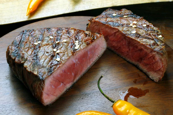 Střední Vzácné Plátky Hovězí Steak — Stock fotografie