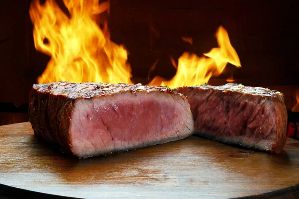 ミディアムレアの薄切り牛肉ステーキ — ストック写真