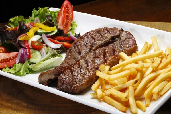 Bife Filé Com Batatas Fritas Salada — Fotografia de Stock