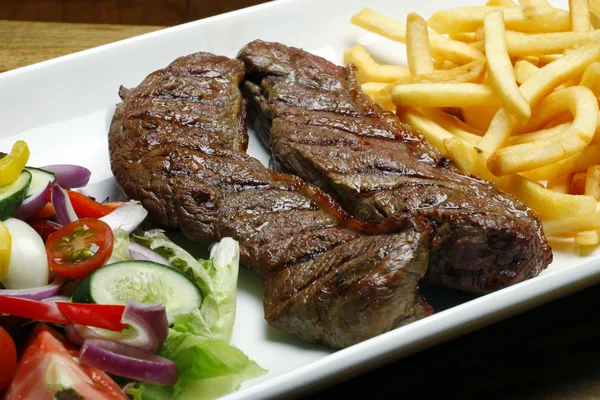 Bife Filé Com Batatas Fritas Salada — Fotografia de Stock