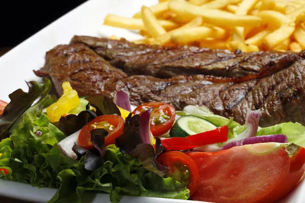 Filete Con Papas Fritas Ensalada — Foto de Stock