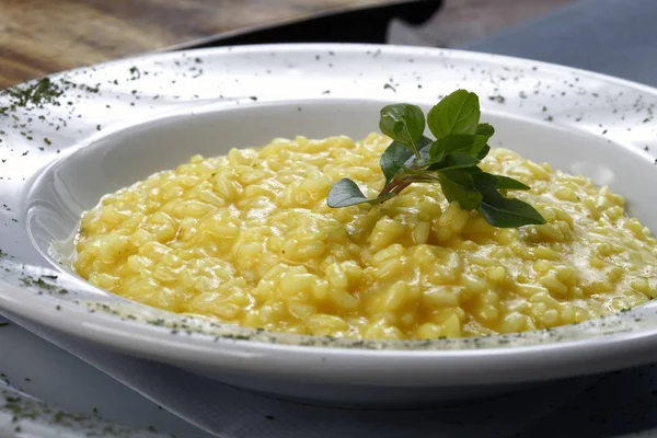 Beyaz tabak içinde servis risotto