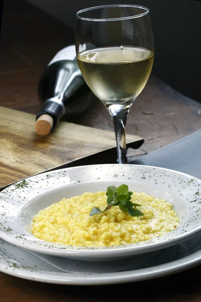 Risotto Servito Piatto Bianco — Foto Stock