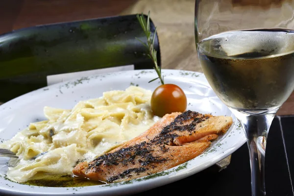 Σολομός Μακαρόνια Λευκή Σάλτσα Και Λευκό Κρασί — Φωτογραφία Αρχείου
