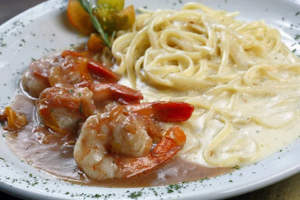 Smakelijke Pasta Met Garnalen Witte Saus — Stockfoto