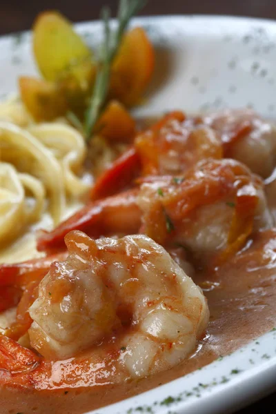 Smakelijke Pasta Met Garnalen Witte Saus — Stockfoto