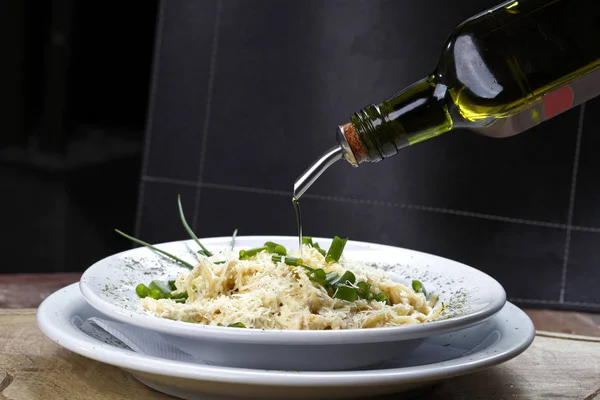 Spagetti Zeytin Yağı Sarımsak Parmesan Peyniri Ile — Stok fotoğraf