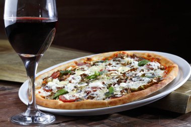 Catupiry, ev yapımı pizza görünümü kapatın