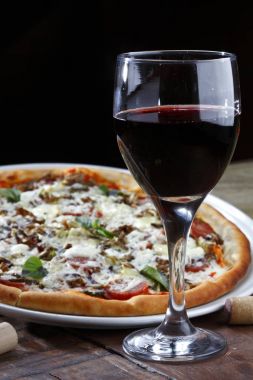 Catupiry, ev yapımı pizza görünümü kapatın