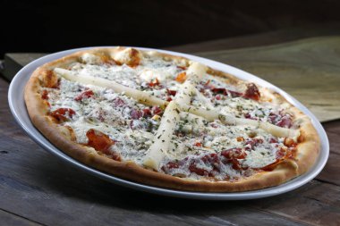 Catupiry, ev yapımı pizza görünümü kapatın