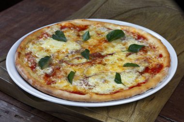 Eritilmiş peynir ve jambon pizza