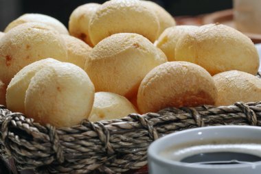 Taze yedeklenmiş peynir ekmek ve sabah kahvesi, yakın görünümü