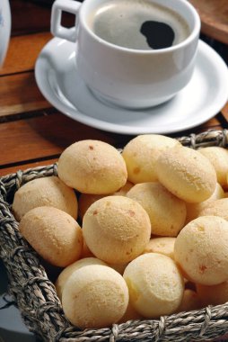 Taze yedeklenmiş peynir ekmek ve sabah kahvesi, yakın görünümü