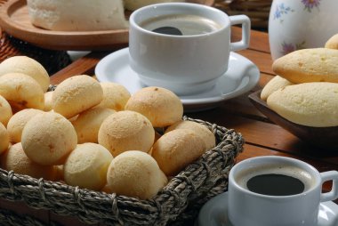 Taze yedeklenmiş peynir ekmek ve sabah kahvesi, yakın görünümü