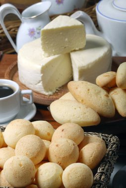 Taze yedeklenmiş peynir ekmek ve sabah kahvesi, yakın görünümü