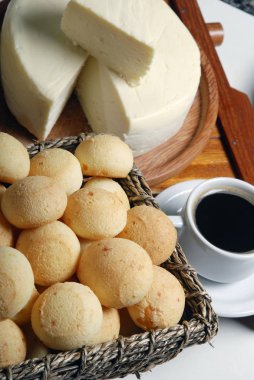 Taze yedeklenmiş peynir ekmek ve sabah kahvesi, yakın görünümü