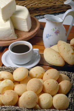 Taze yedeklenmiş peynir ekmek ve sabah kahvesi, yakın görünümü