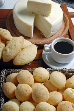 Taze yedeklenmiş peynir ekmek ve sabah kahvesi, yakın görünümü