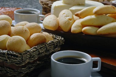 Taze yedeklenmiş peynir ekmek ve sabah kahvesi, yakın görünümü