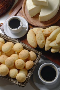 Taze yedeklenmiş peynir ekmek ve sabah kahvesi, yakın görünümü