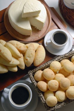 Taze yedeklenmiş peynir ekmek ve sabah kahvesi, yakın görünümü