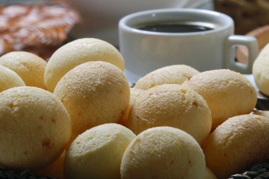 Taze yedeklenmiş peynir ekmek ve sabah kahvesi, yakın görünümü