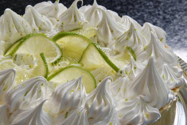 Limonlu kek krem şanti ile