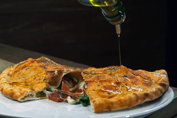 Leckere Pizza Calzone Mit Schinken Und Käse — Stockfoto