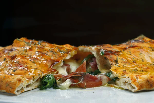 Vynikající Pizza Calzone Šunkou Sýrem — Stock fotografie