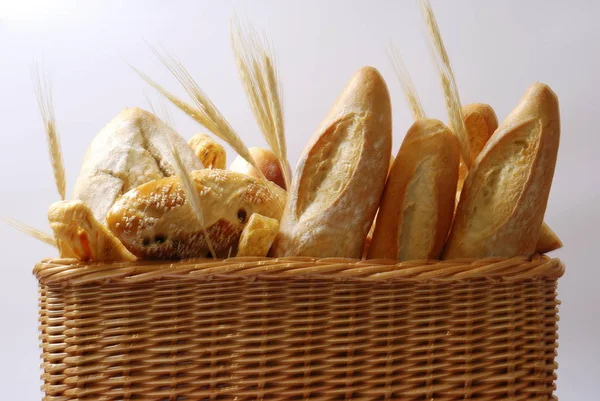 Keranjang Dengan Berbagai Jenis Roti — Stok Foto