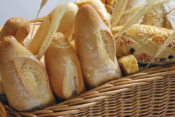 Cesta Com Diferentes Tipos Pães — Fotografia de Stock