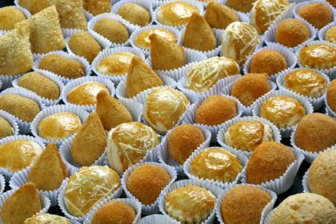 Çeşitli tipik Brezilya küçük tuzlu aperatifler