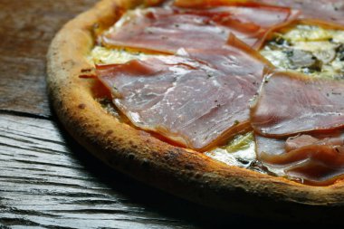 Parma jambonu ve mozzarella peynirli pizza