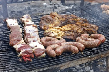 Barbekü sosis ve farklı et ızgara çeşitleri