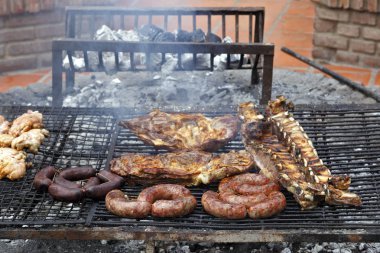 Barbekü sosis ve farklı et ızgara çeşitleri