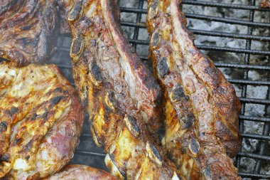 Barbekü sosis ve farklı et ızgara çeşitleri