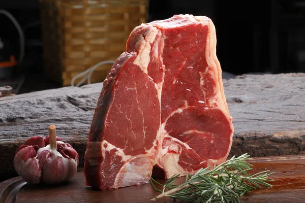 T kemik biftek Barbekü, görünümü kadar yakın