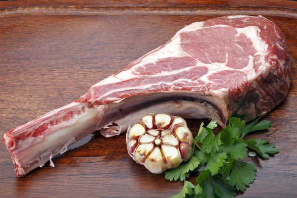 Nyers Tomahawk Steak Fokhagyma Gyógynövények Tábla — Stock Fotó