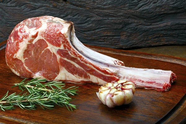 Bife Tomahawk Cru Com Alho Ervas Tábua Madeira — Fotografia de Stock