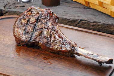 Barbekü Tomahawk biftek ahşap tahta üzerinde
