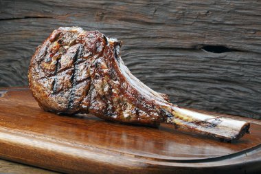 Barbekü Tomahawk biftek ahşap tahta üzerinde