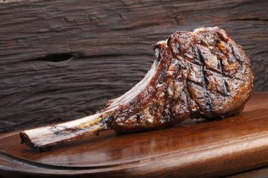 Barbekü Tomahawk biftek ahşap tahta üzerinde