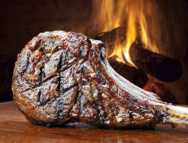 Barbekü Tomahawk biftek ahşap tahta üzerinde